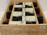 bouteilles de vin dans un coffret en bois sur une surface blanche