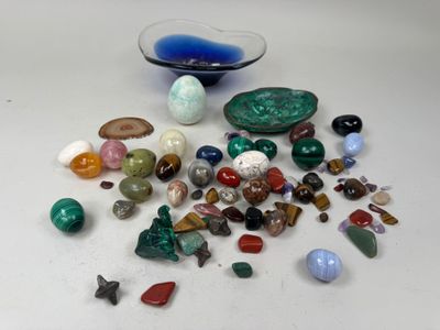 beaucoup de cailloux et de pierres de différentes couleurs sur la table
