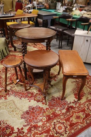 Lot de mobilier moderne comprenant, sellette, tabouret, guéridon ...