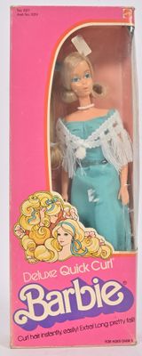 une poupée Barbie dans une boîte, posée sur une surface blanche avec un fond rose