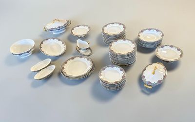 beaucoup d'assiettes et de cuillères posées sur la table