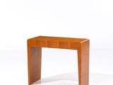 une image représentant un petit banc en bois posé sur une surface blanche