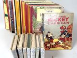 plusieurs livres pour enfants empilés sur une surface blanche