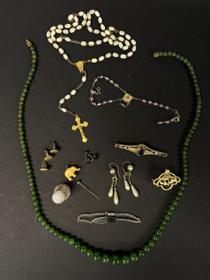 Des colliers, des boucles d'oreilles et des bracelets sont présentés sur un fond noir