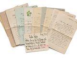 plusieurs vieilles lettres sont empilées sur une surface blanche
