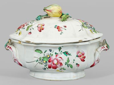 Deckelterrine avec Blumendekor Fayence. Forme ovale, légèrem…