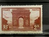trois timbres de couleurs et de tailles différentes sur un fond noir