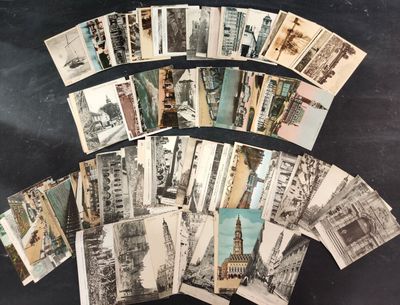 une photo montrant une pile de vieilles cartes postales posées sur une table