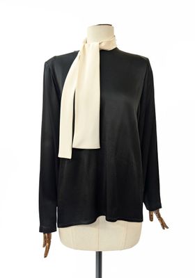 un haut noir et blanc avec un foulard blanc sur un mannequin