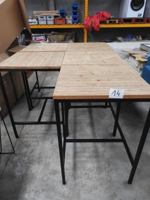 deux tables placées au milieu d'une pièce