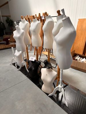Plusieurs mannequins sont alignés en rang dans une pièce