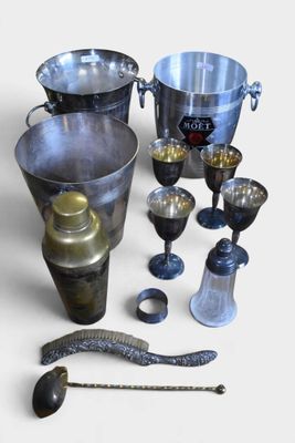 beaucoup d'objets en argent posés sur une table