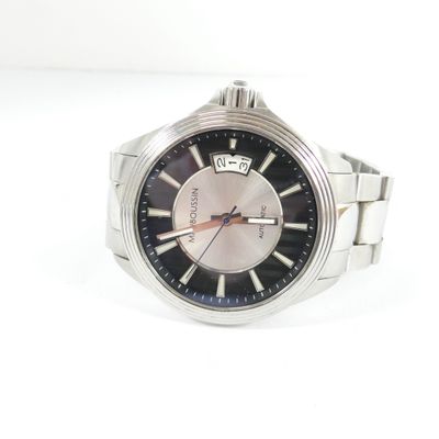 une montre posée sur une surface blanche