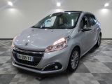 la voiture argentée est garée sur un sol en damier dans le garage