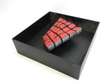 une boîte noire contenant un morceau de gâteau rouge et noir