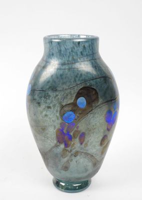 un vase en verre orné d'un motif bleu et violet