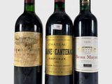 trois bouteilles de vin posées les unes à côté des autres sur une surface blanche
