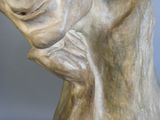 une statue représentant un homme souriant