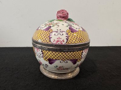 Bonbonnière couverte en porcelaine.