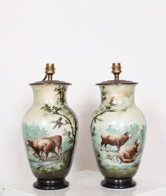 Paire de lampes de forme balustre en porcelaine polychrome à…