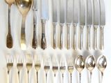 beaucoup de cuillères en argent et de cuillères sur la table