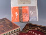 plusieurs livres empilés sur une table