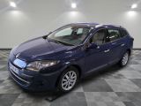 la voiture bleue est garée dans le garage sur un sol en damier