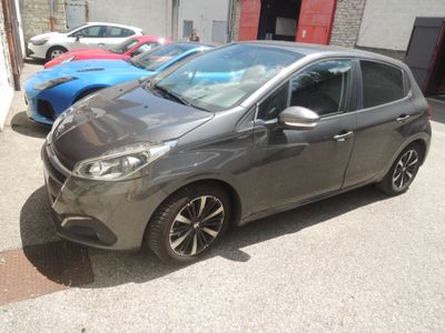 La voiture est garée sur le parking, à côté d'autres voitures.