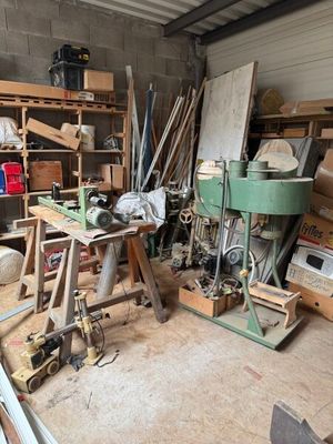 un garage rempli de bois et d'outils
