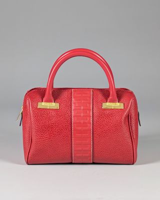un sac à main en cuir rouge avec des anses dorées