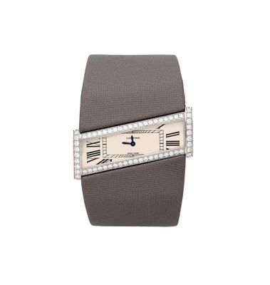 Gros plan sur une montre-bracelet ornée de diamants