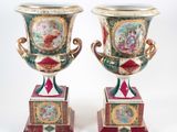 deux vases superposés sur une table