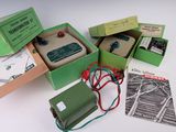 Plusieurs cartons contenant du matériel électronique sont posés sur une surface blanche.