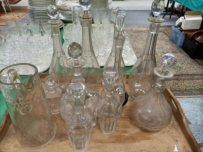 un plateau en bois sur lequel sont posés de nombreux objets en verre