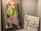 un tableau représentant une femme assise sur une chaise à côté d'un tableau représentant un homme