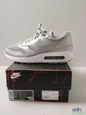 La Nike Air Max est posée sur une boîte
