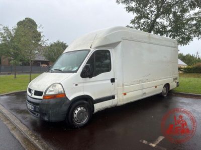 une camionnette blanche garée dans un parking