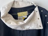 une veste noire et blanche suspendue à un cintre