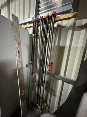 un réfrigérateur placé contre un mur où passent des tuyaux