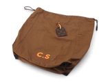 le sac en papier brun porte une étiquette sur laquelle est inscrit « c s »