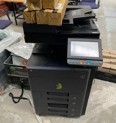 une imprimante posée sur une pile de cartons