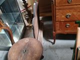 une petite table et une chaise dans une pièce