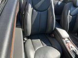 l'intérieur d'une voiture équipée de deux sièges et d'un volant