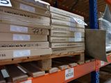 beaucoup de cartons sur les étagères de l'entrepôt