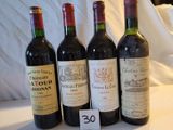 plusieurs bouteilles de vin sont alignées sur une table