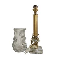 Vase en cristal dans le goût de DAUM, Lampe pied en plexi.