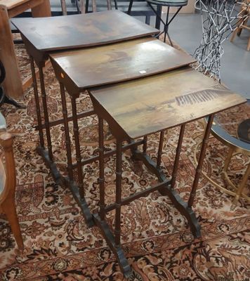 plusieurs tables et chaises dans une pièce où il y a un tapis au sol