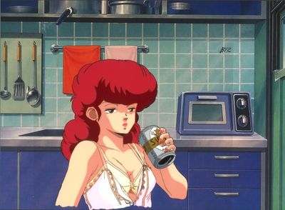 une femme tenant une canette de bière dans une cuisine