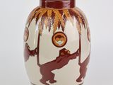 un vase sur lequel est représenté un singe