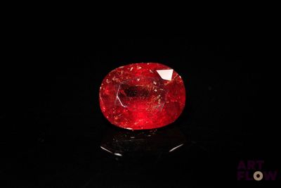 gros plan d'un diamant rouge sur une surface noire